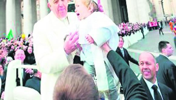 Papa Francisco besa a niño vestido igual que él