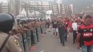 Flamengo: Hinchas agradecen a policías peruanos a la salida del estadio Monumental | VIDEO