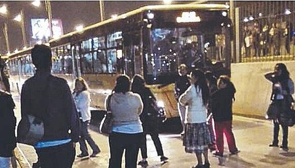 Usuarios se colocan en pista para cerrar el paso de los buses del Metropolitano