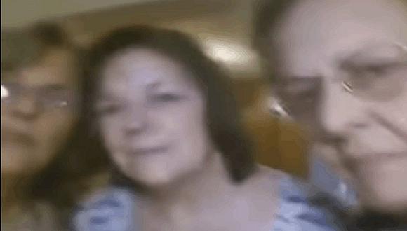 YouTube: Así fue el divertido intento de cuatro señoras por una selfie [VIDEO]