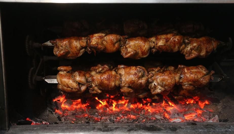 El medio estadounidense The New York Times resaltó que el sabor del pollo a la brasa ha "obsesionado" a Estados Unidos. (Andina)