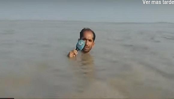 Periodista reporta inundación con agua hasta el cuello | VIDEO