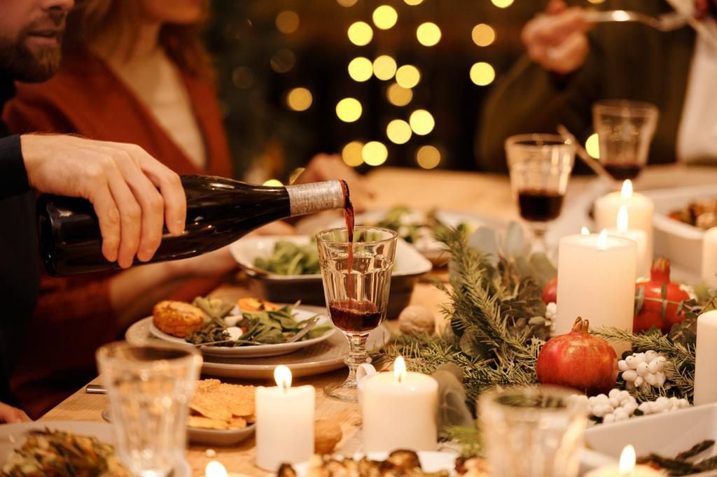 Una cena navideña saludable puede evitar indigestión o problemas gastrointestinales, siempre y cuando se hagan las elecciones correctas. (Foto: Pexel)
