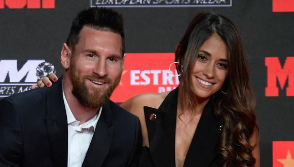 Antonella Roccuzzo y Lionel Messi son una de las parejas más sólidas en el mundo deportivo. Su amor data de décadas (Foto: Josep Lago / AFP)