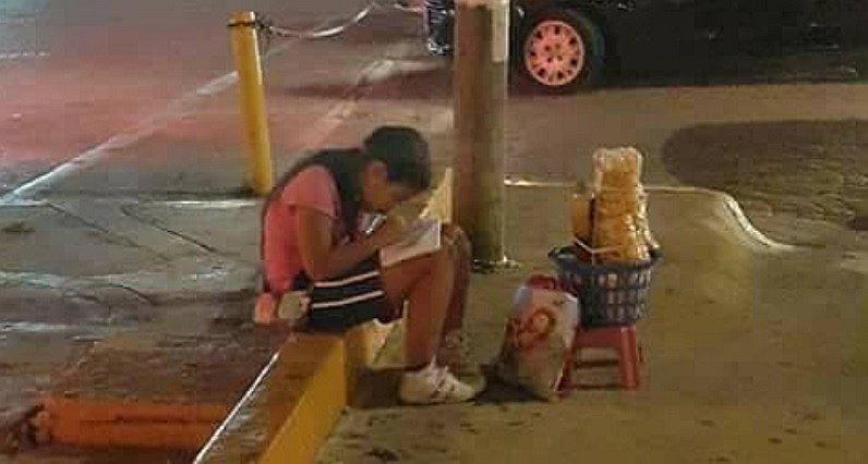 Foto de niña vendedora ambulante estudiando en la calle se hace viral en Facebook