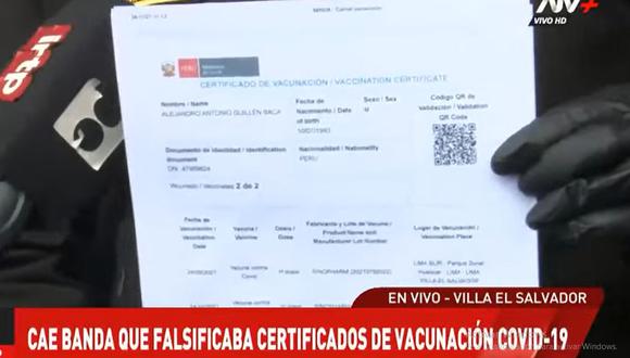 El general PNP Jorge Luis Ángulo Tejada, jefe de la Región Policial Lima, detalló que muchas personas que no se han vacunado llegaban al local y pagaban entre 80 y 100 soles para obtener un carné de vacunación falso. (Foto: ATV+)