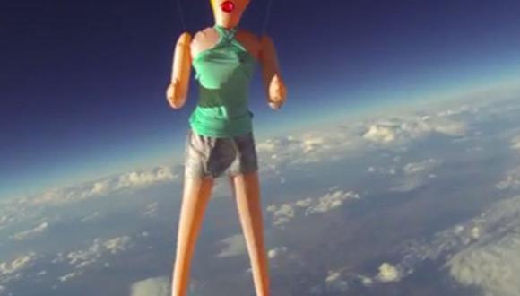 Insólito: Lanzan muñeca inflable al espacio [VIDEO] 