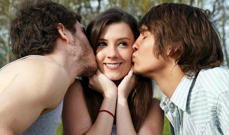 ¿Existen beneficios íntimos en las parejas poliamorosas?