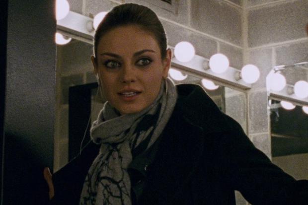 Kunis with a scarf and black sweater in one of the dressing rooms of the cast of "Swan Lake" (Photo: Fox Searchlight Pictures)