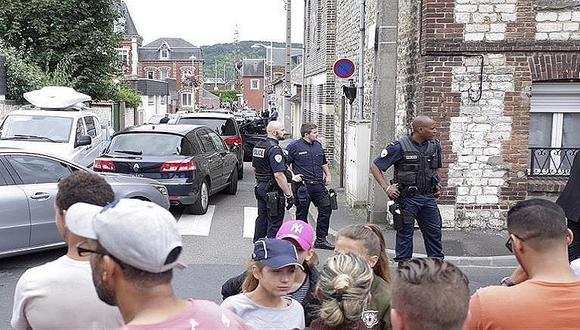 Francia: Secuestradores toman iglesia y degollan a sacerdote 