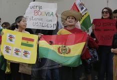 Bolivianos en Perú celebran frente a embajada la renuncia de Evo Morales | VIDEO 