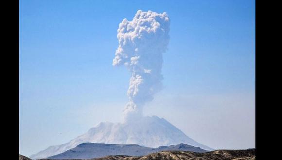 Volcán Ubinas presenta deformación en caldera por emisión de fluidos 