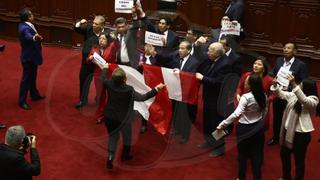 Luz Salgado sacó bandera peruana en medio de protestas en el Congreso│VIDEO