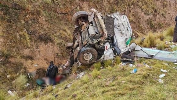 Puno: Al menos dos muertos deja despiste vehicular en vía La Rinconada - Juliaca (Foto: PNP)