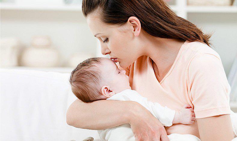 ¿Hasta que edad está bien darle pecho a un bebé?