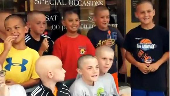 EE.UU: Grupo de niños se rapa la cabeza para apoyar a su amigo con cáncer [VIDEO]