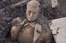 ​Estatua de genocida Stalin emerge en pantano donde estuvo oculta 60 años
