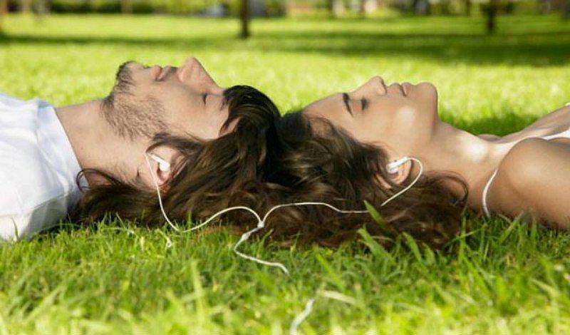 Descubre cómo se comporta tu hombre en la intimidad por su gusto musical 