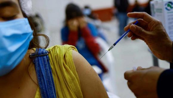 Descubre en esta nota las fechas de vacunación contra el COVID-19 para rezagados. | Foto: Reuters