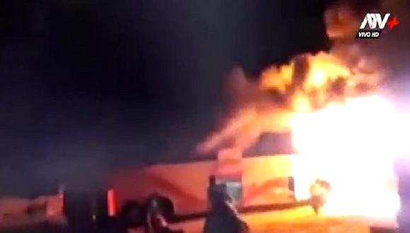Bus se incendia en Chiclayo tras chocar contra mototaxi (VIDEO)