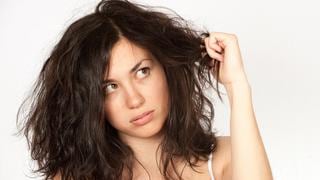 Cinco hábitos diarios que dañan tu cabello y no lo sabías
