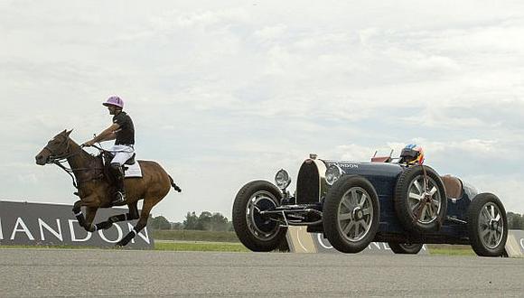 Fórmula 1: Fernando Alonso gana en un Bugatti en carrera contra caballo 