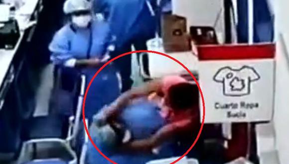 Cámaras de seguridad registraron violenta agresión de mujer hacia enfermera de hospital. (Captura: América Noticias)