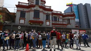 Venezolanos desesperados por regresar a su país: llegaron hasta su embajada para pedir vuelo humanitario | FOTOS 