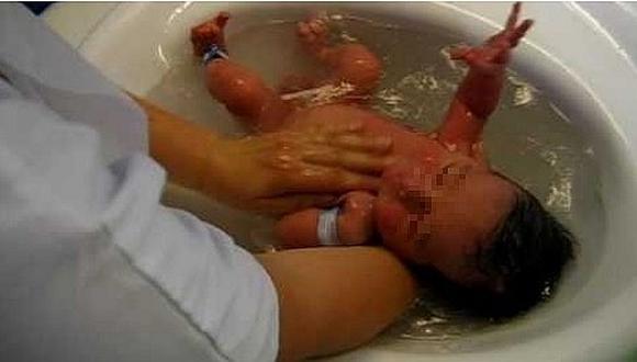 Enfermera bañando a un recién nacido ha causado indignación (VIDEO)