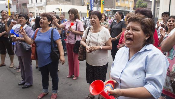 Inabif: Trabajadores protestaron frente al Ministerio de la Mujer [VIDEO]