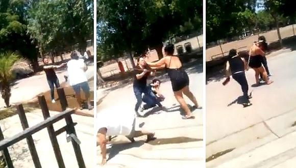 Facebook: mujeres se agarran a escobazos en la calle y pelea se hace viral (VIDEO)