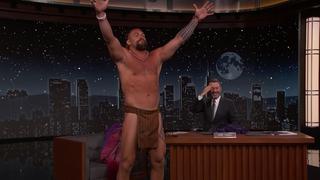 Jason Momoa de ‘Aquaman’ se quita la ropa en la TV para mostrar su traje típico hawaiano | VIDEO