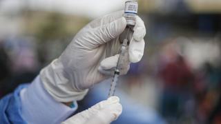 Perú: denuncian a siete médicos y enfermeros que se vacunaron con tercera dosis contra el Covid-19 