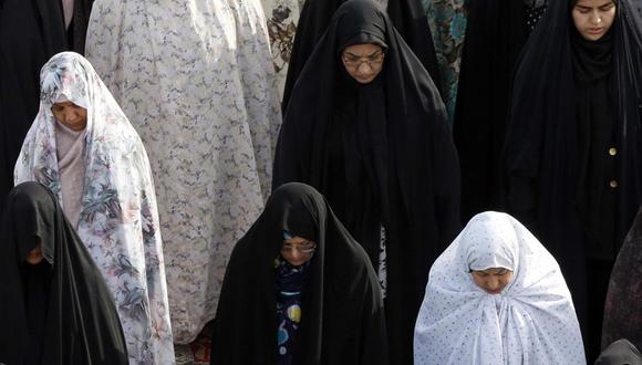 Velo islámico en las mujeres es una prenda popular en Irán.