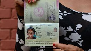 Transexual obtiene el primer pasaporte para el "tercer género" en Nepal 