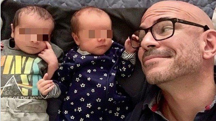 Las fotos más tiernas de Ricardo Morán durante su primera semana como papá 