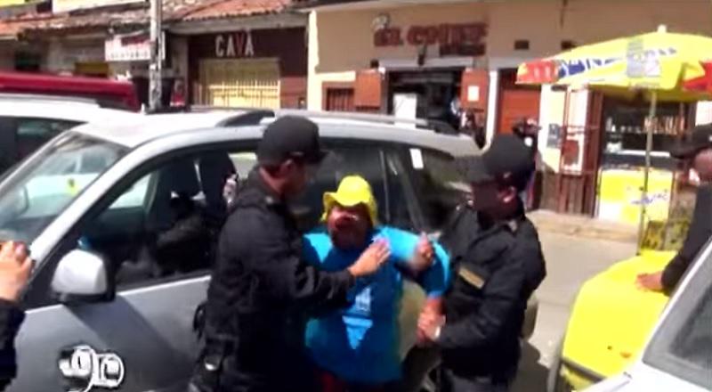 Huancayo: Heladera se hace la loca y golpea a policías [VIDEO]