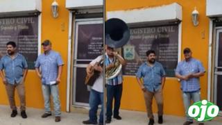 Hombre celebra su divorcio con banda afuera del Registro Civil | VIDEO