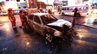 Los Olivos: taxi se incendia y termina totalmente quemado tras chocar contra miniván que se pasó la luz rojo