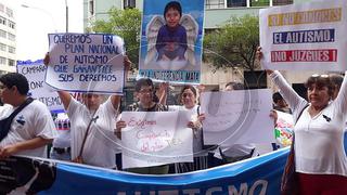 Padres de menores con autismo realizan plantón en el Ministerio de la Mujer (VIDEO)