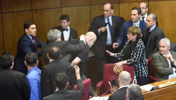 Senadores paraguayos se agarran a golpes en plena sesión del Congreso│VIDEO