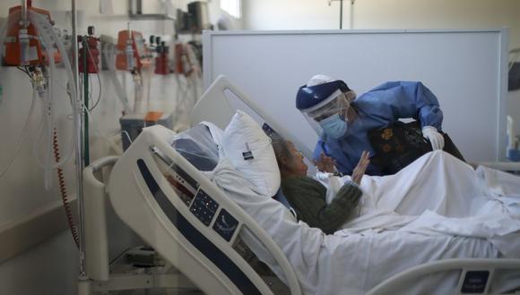 Blanca Ortiz, 84, talks to a nurse as she is being dismissed from the Eurnekian Ezeiza Hospital, on the outskirts of Buenos Aires, Argentina, Thursday, Aug. 13, 2020, several weeks after being admitted with COVID-19. (AP Photo/Natacha Pisarenko)