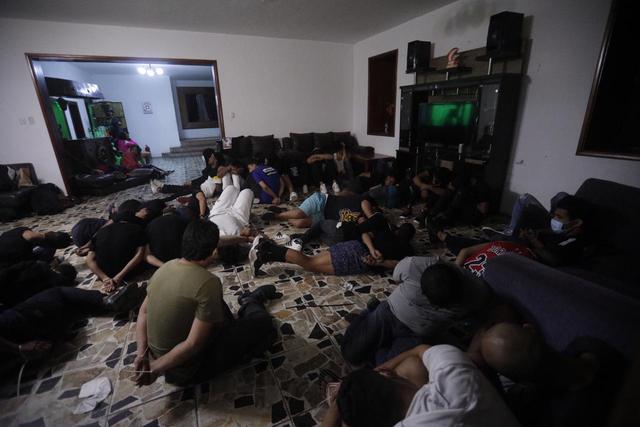 En un megaoperativo en el que participaron agentes de diversas unidades de la Policía Nacional, se intervino a más de 60 personas, entre ciudadanos venezolanos y peruanos, que se encontraban en el interior de una vivienda conocida como el ‘Bunker Calicanto’, situada dentro del condominio California, en Chaclacayo. El suceso ocurrió esta madrugada durante horario de inmovilización social (toque de queda), en el marco del estado de emergencia por coronavirus. (Foto: Joel Alonzo/ @photo.gec)