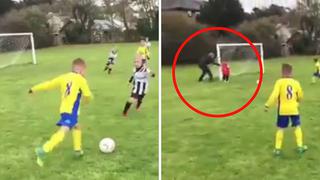 Papá impide que le metan gol a su hijo de la manera más graciosa (VIDEO)