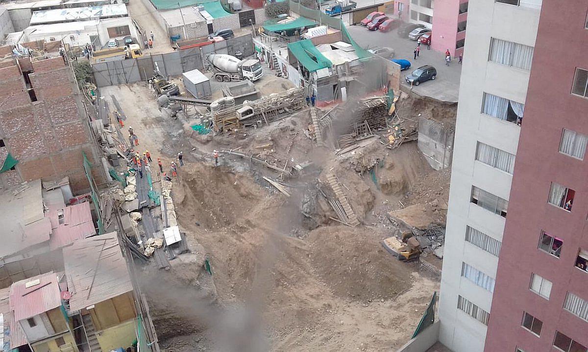 Derrumbe en obra de construcción afecta a estacionamiento lleno de carros (VIDEO)