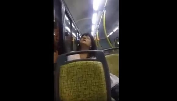 ​YouTube: Mujer poseída aterra en pleno bus y la exorcizan