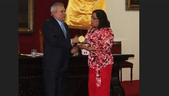 Bartola recibe reconocimiento de manos de Luis Castañeda por el Día de la Mujer  