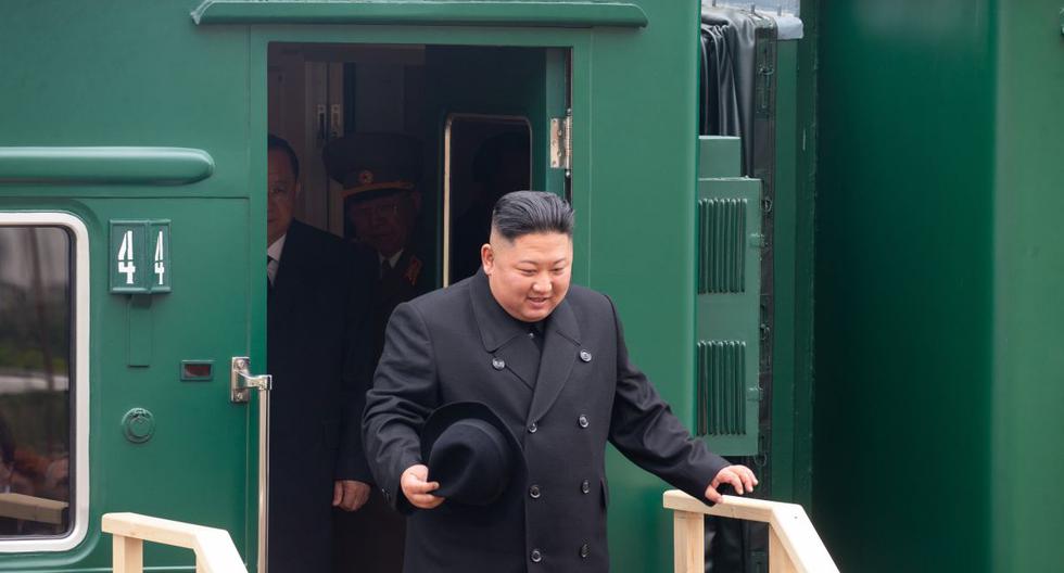 El líder norcoreano Kim Jong-un desembarcando de su tren blindado privado en una estación en la ciudad fronteriza rusa de Khasan. (Referencial/AFP/ALEXANDER SAFRONOV).