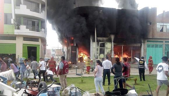 Dantesco incendio consume almacén de ferretería en Jaén | FOTOS Y VIDEO