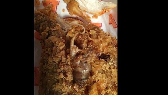 ​Facebook: Fue a conocida cadena de comida rápida y halló lo más asqueroso en su pollo
